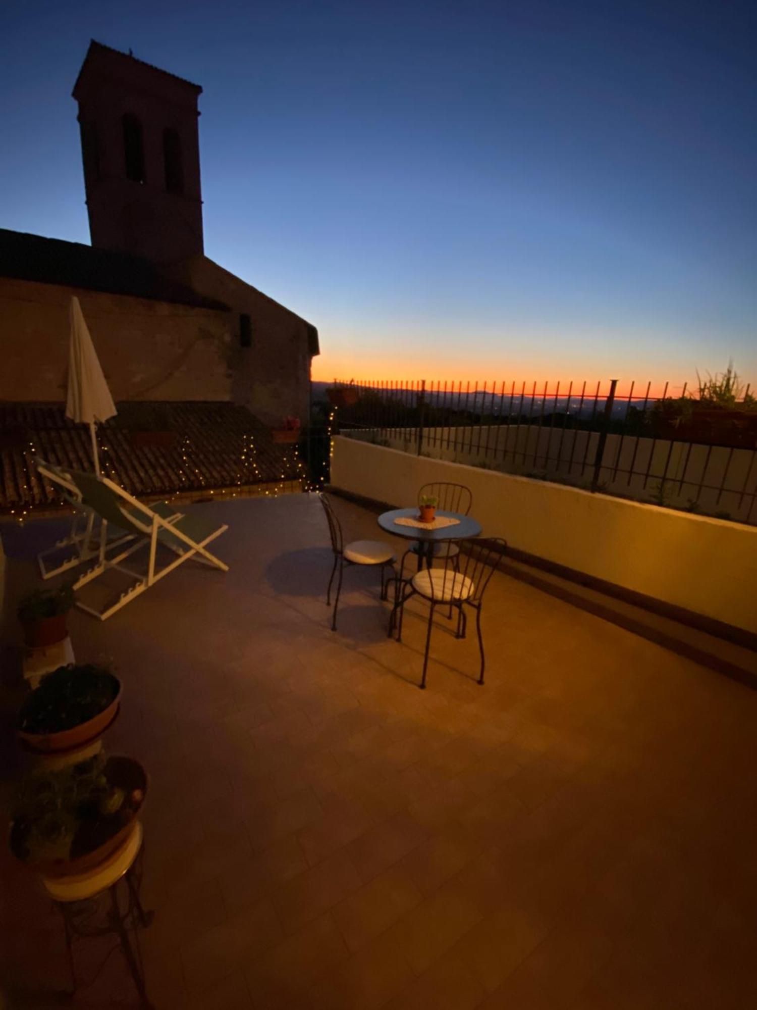 App. Con Terrazza Panoramica In Centro-蒙特法尔科 外观 照片